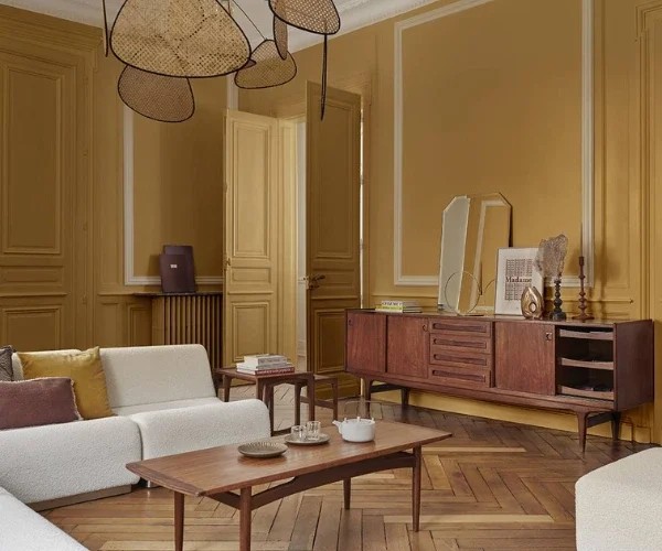 Un salon avec canapé et table basse