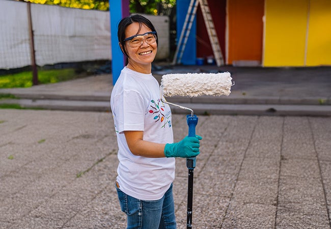 Terry Warta, a PPG employee within our joint venture, PPG Advanced Surface Technologies, during the COLORFUL COMMUNITIES® project in Stuttgart, Germany