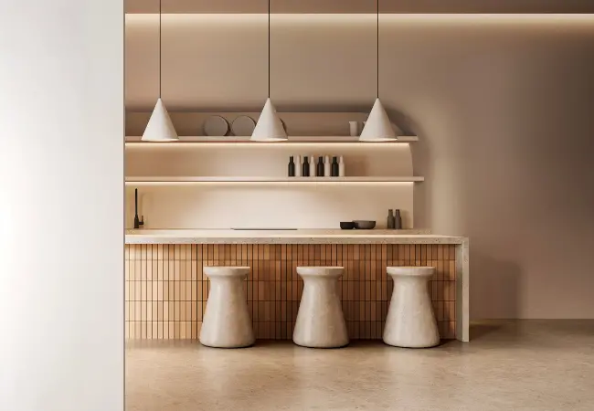 Una cucina con bancone e sgabelli