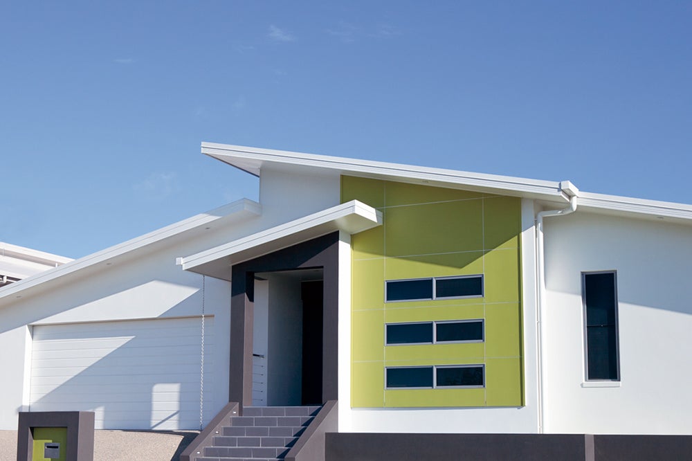Una casa verde y blanca