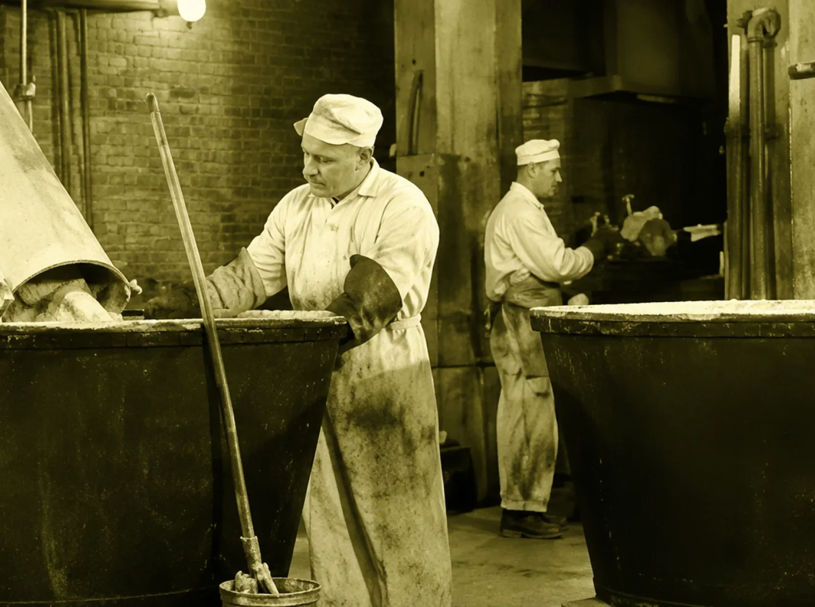 Een groep mannen die in een fabriek werken