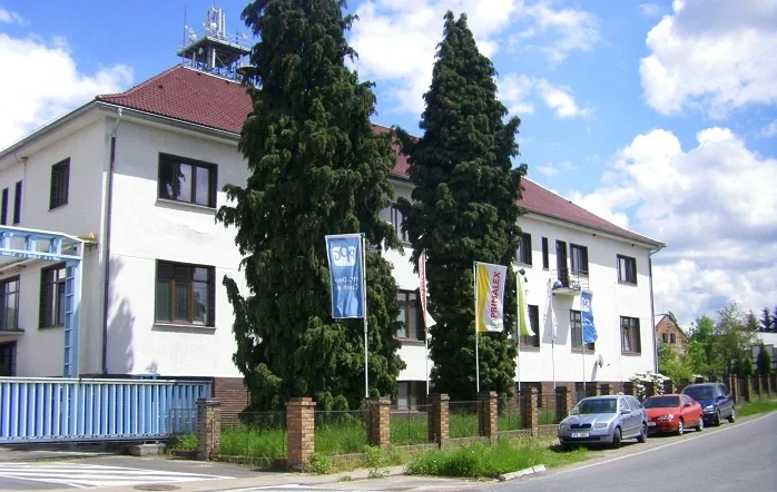 Budova s několika stromy