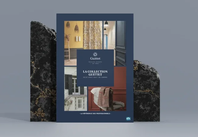 Un livre à la couverture bleue et au marbre noir