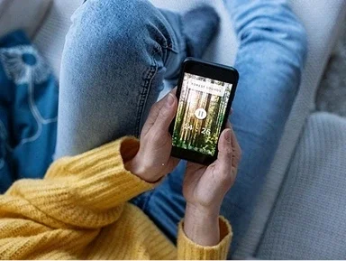 Iemand met een telefoon in de hand