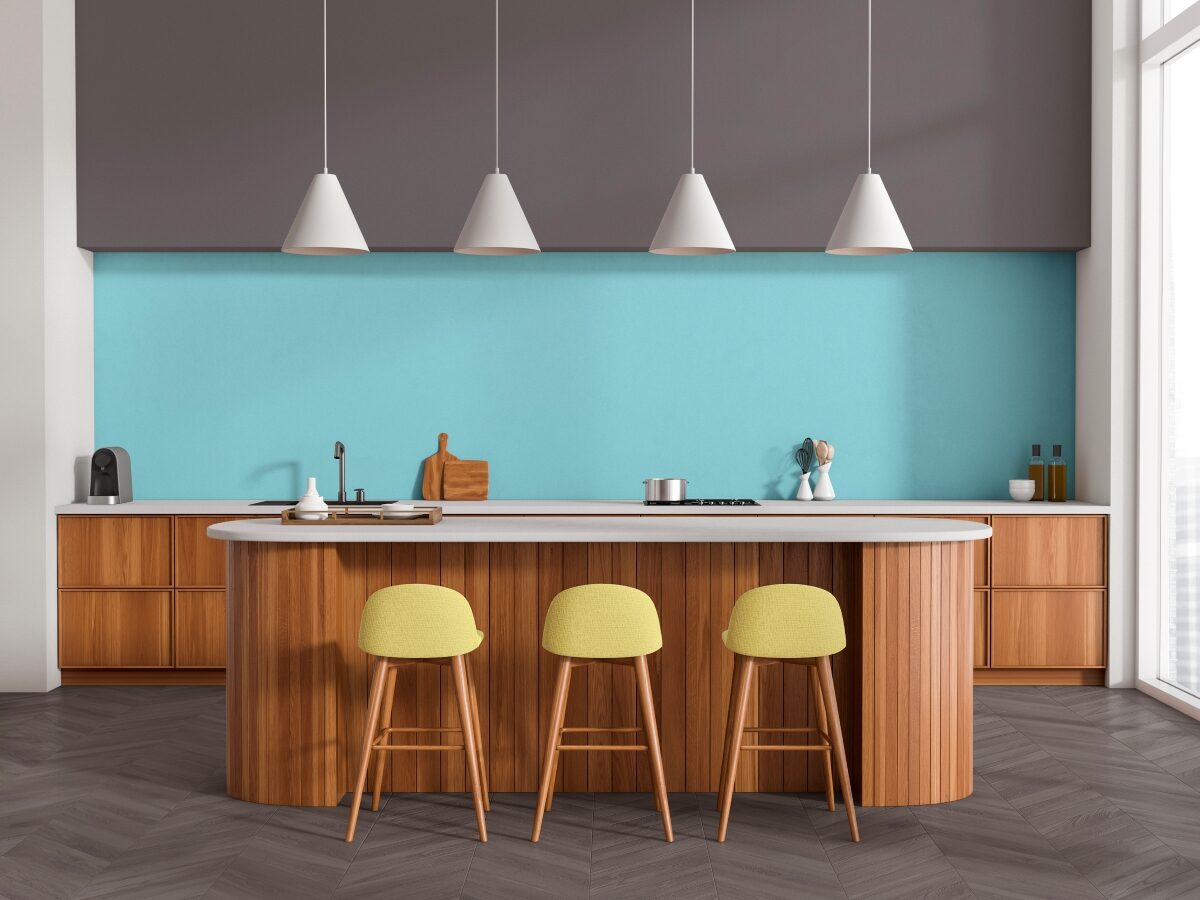 Una cucina con bar e sgabelli