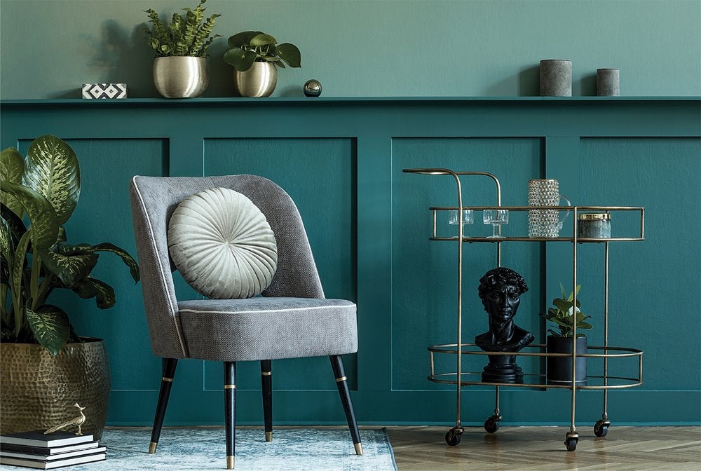 Una silla en una habitación