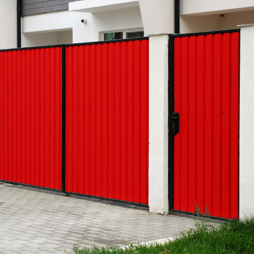 Una puerta roja junto a un edificio blanco