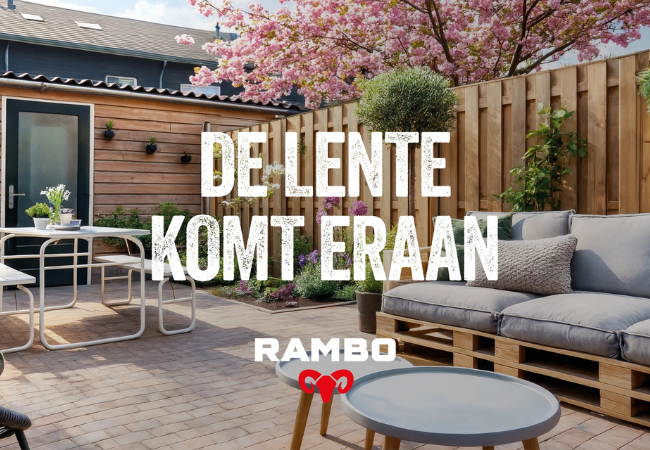 Voorjaarstuin met houten schutting, tuinhuis en terrasmeubels met de tekst "De lente komt eraan" en hat Rambo-logo
