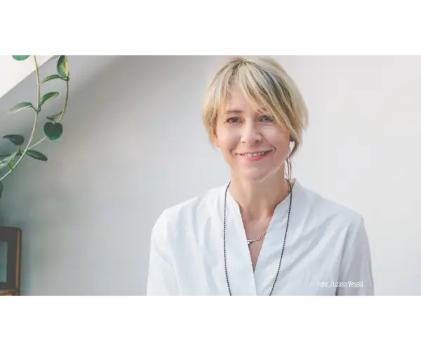 Žena, která se usmívá do objektivu