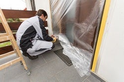 Muž natírající dveře