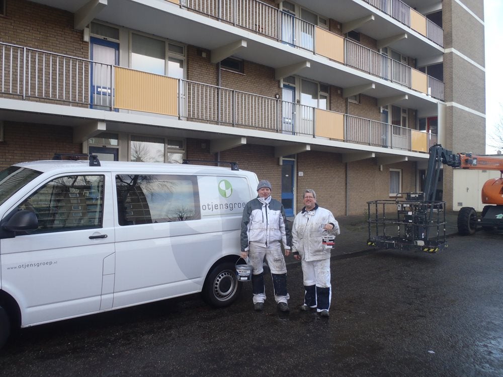 Twee mannen naast een busje
