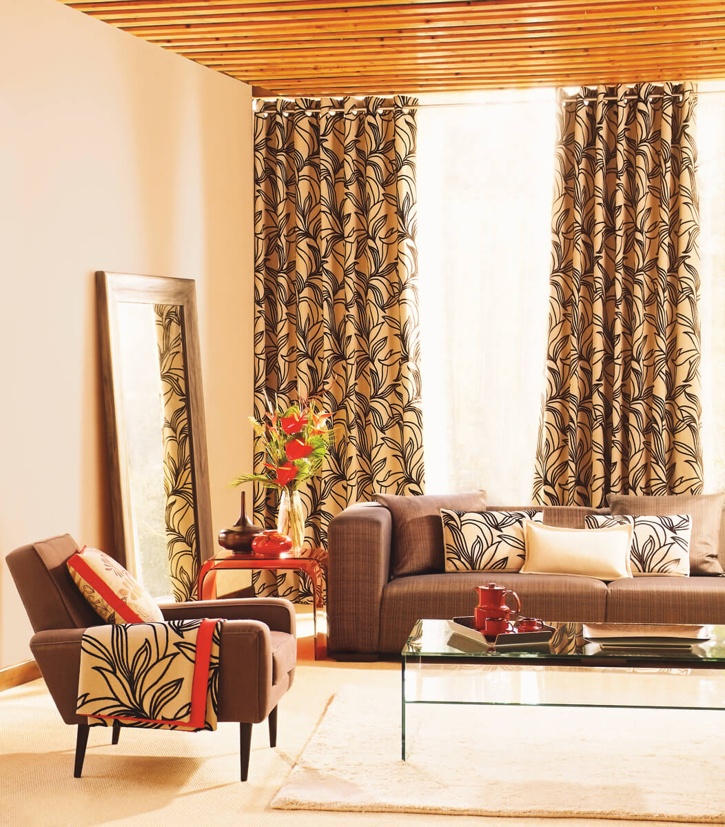 Béžová tak úplně není barvou avantgardy, v kombinaci s navrhovanými barvami se jí ale může lehce stát. Samotná béžová je tradiční barvy interiérů. Už její název vznikl prý z barvy přírodní vlny ve Francii, takže ona trocha žluté a trocha červené se ideálně smísila do typické neutrální barvy, která je královnou interiérů už mnoho desítek let. V námi ukazované kombinaci odstínů je to ale úplně něco jiného – speciálně s červenavými odstíny bude působí vždy velmi dobře. Celkově vnese do interiéru útulnost, pocit čistoty a trochu ženské životní síly.
