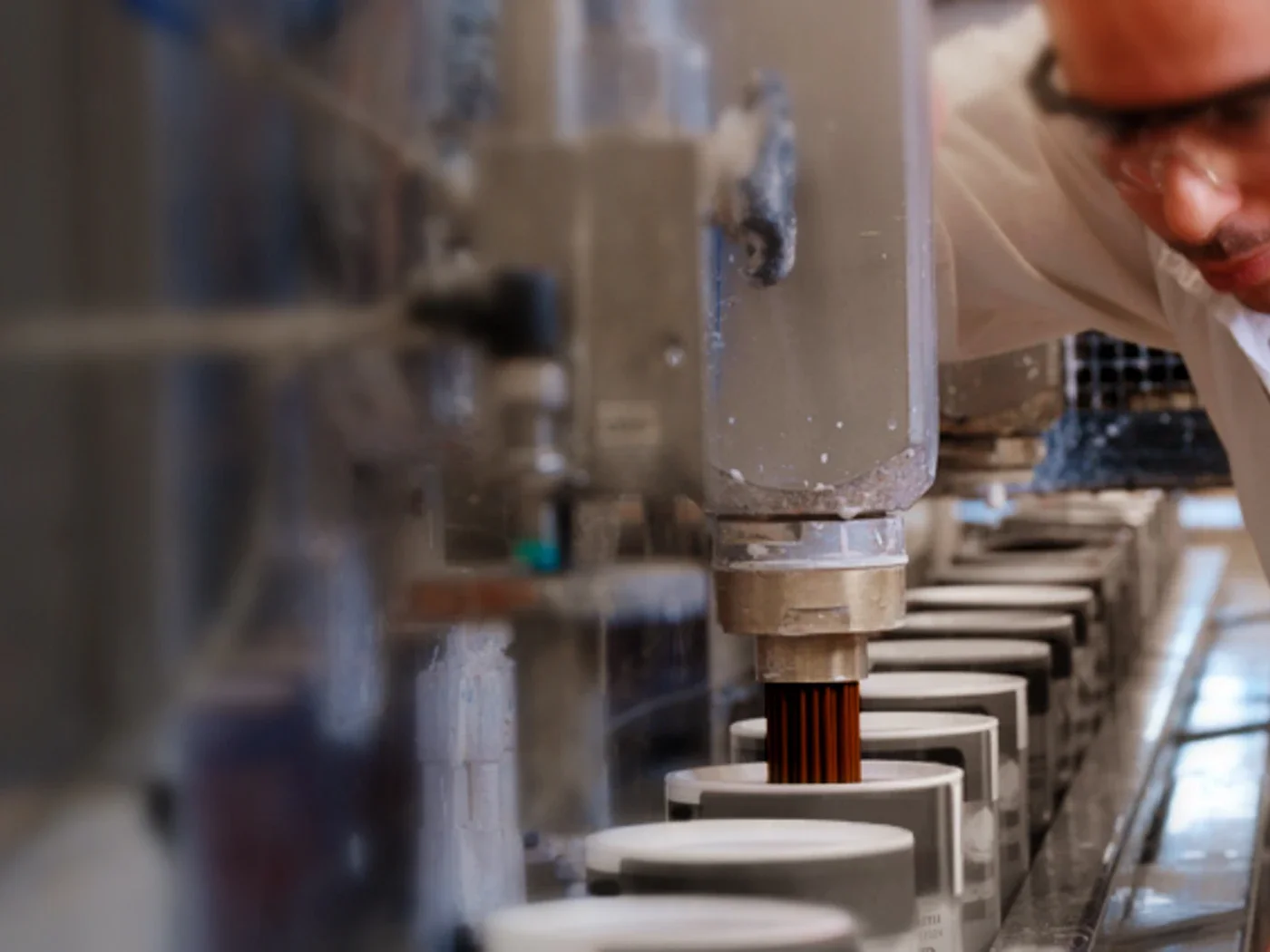 Medewerker in een laboratorium controleert een testopstelling voor de ontwikkeling van innovatieve Rambo houtbescherming