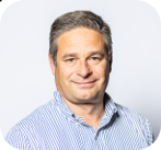 Een man in een gestreept shirt