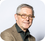 Een man met bril en bruine jas