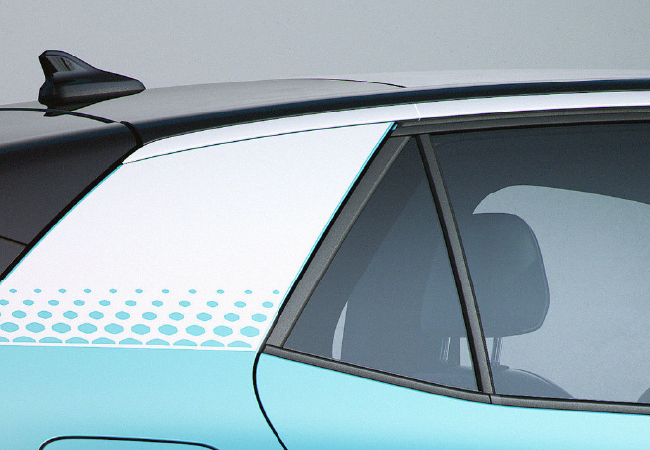 Side view detail of a car showing contrasting body panels, window trim, and integrated roof rails.
