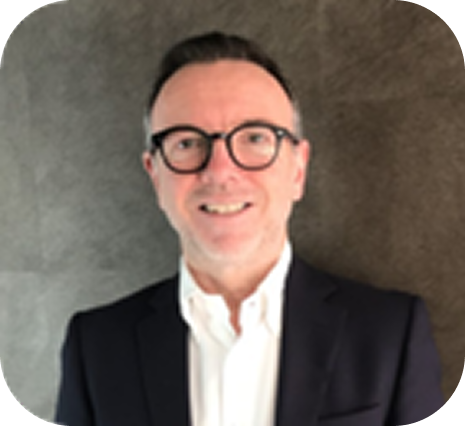 Een man met bril en pak