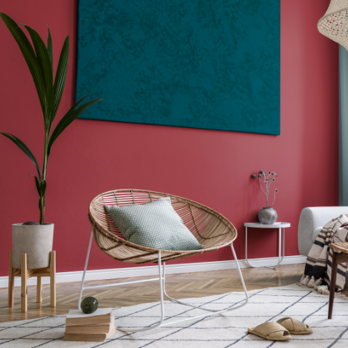 Una habitación con una silla y una planta