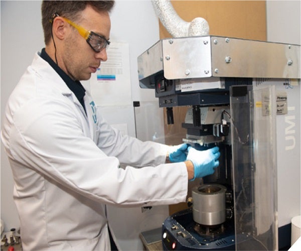 científico del color trabajando