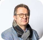 Een man met bril en sjaal