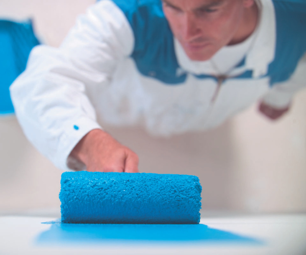 muž malující zeď