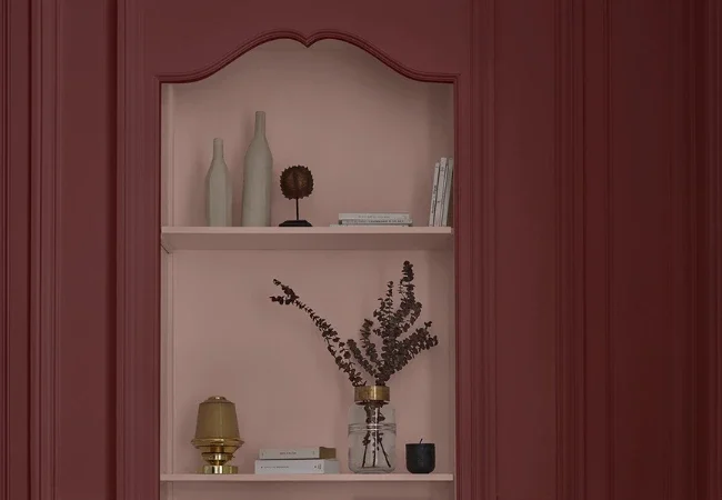 Une étagère avec des livres et des vases