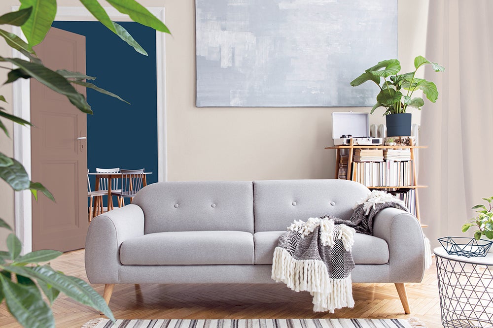Un sofá en una habitación