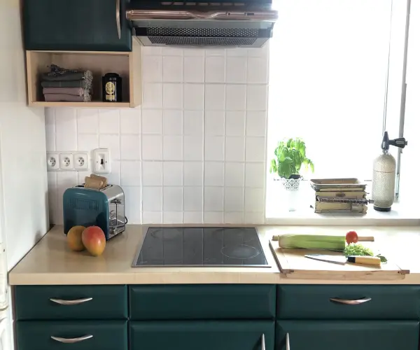 Kuchyně s pracovní deskou a sporákem