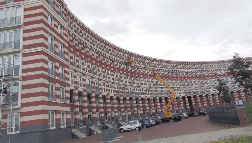 Een gebouw met een kraan ervoor