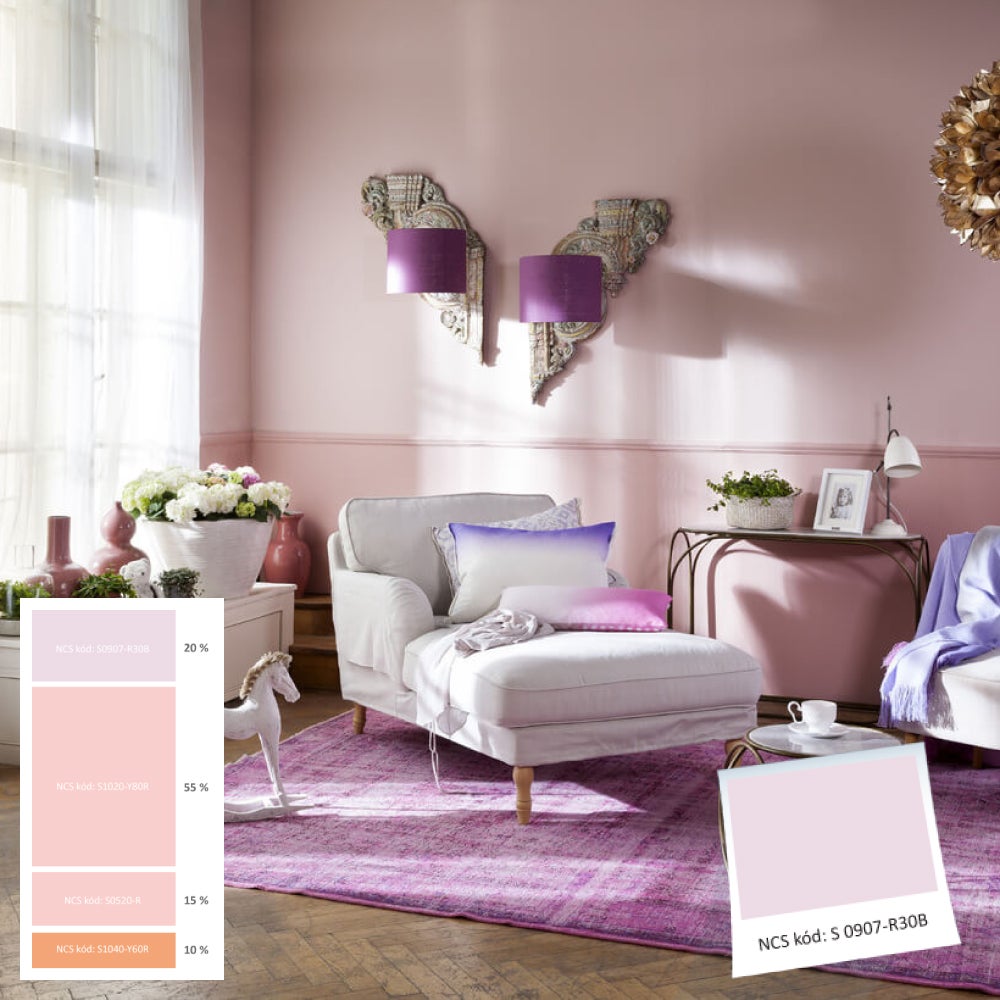 Pokoj s růžovou stěnou a pohovkou