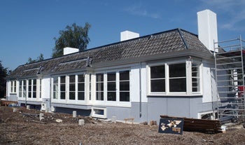 Een huis in aanbouw met een blauwe lucht