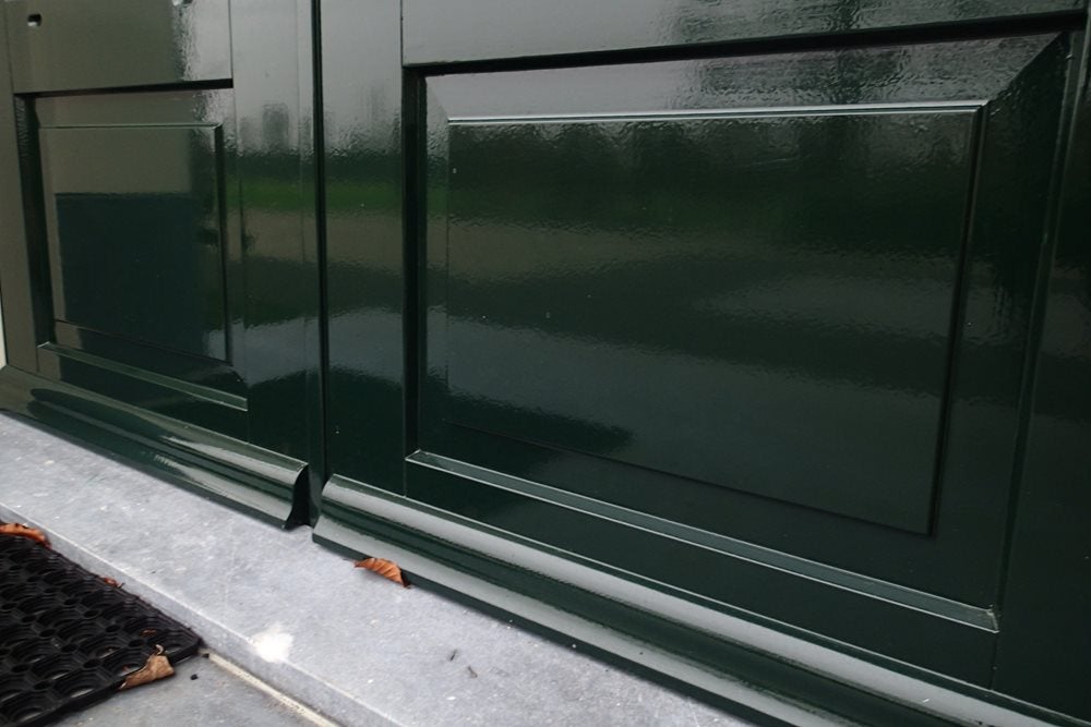 Een close-up van een groene deur