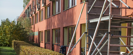 Een gebouw met steigers buiten