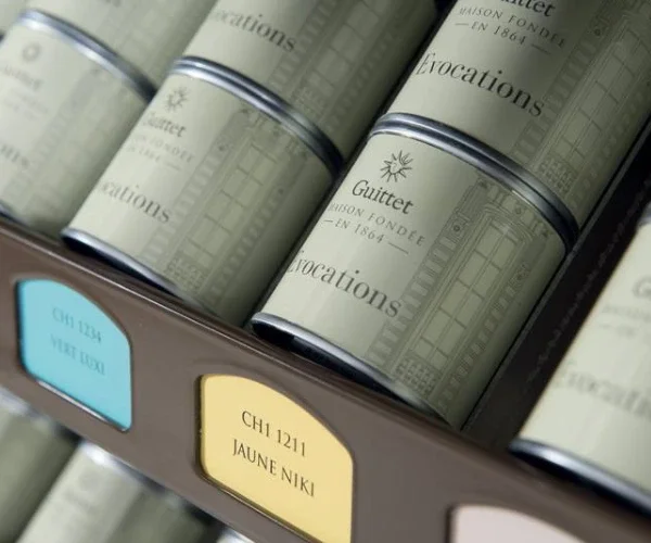 Gros plan sur plusieurs boîtes de conserve