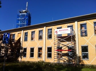 Een gebouw met steigers aan de zijkant