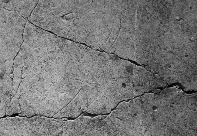 Detailní záběr trhliny v betonové podlaze