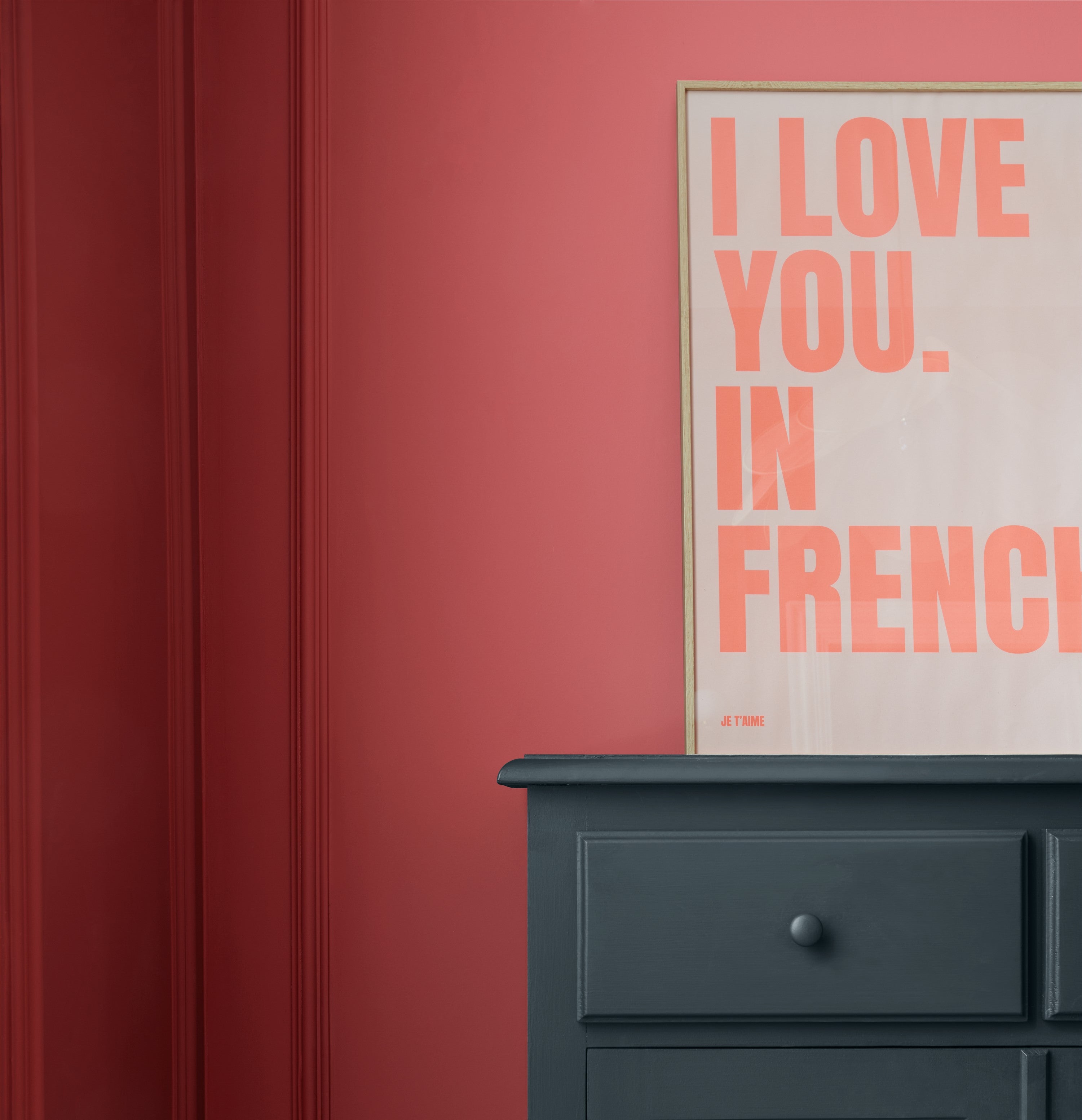 Une affiche sur une commode