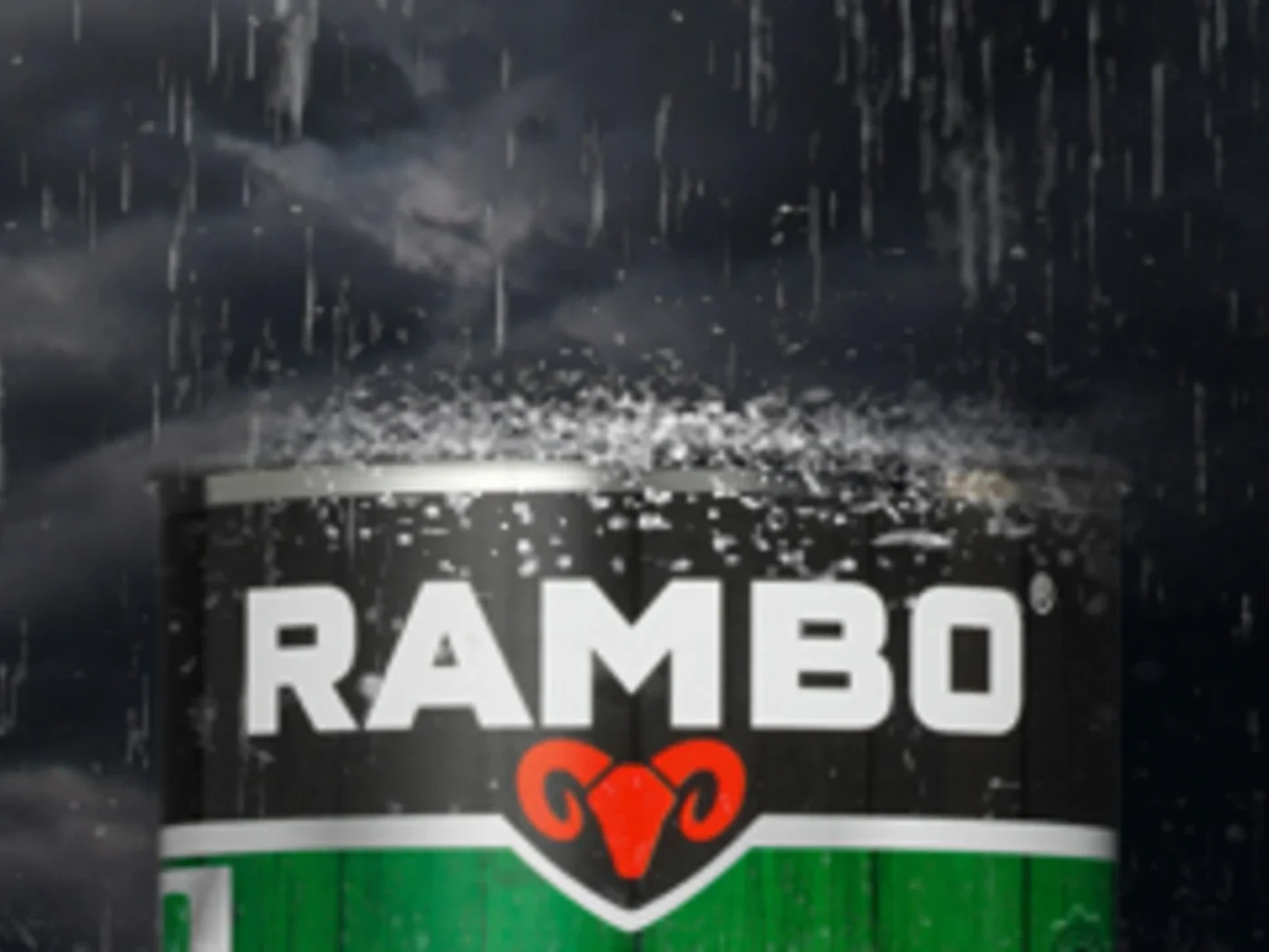 Rambo-verfblik in de regen met waterdruppels op het deksel