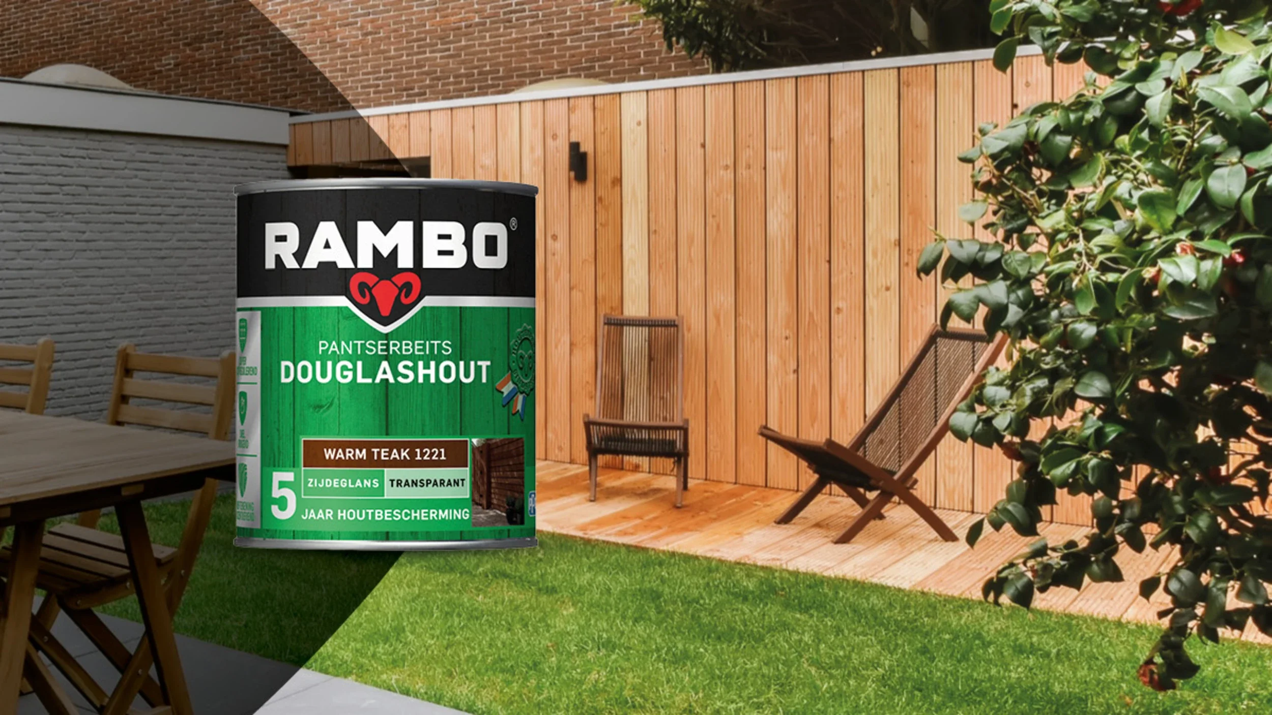 Rambo Pantserbeits Douglashout in de kleur Warm Teak voor een houten schutting en terras