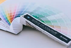 Un fan d'un échantillon de couleur