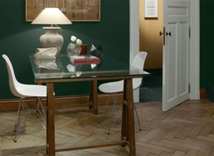 Een glazen tafel met een lamp erop