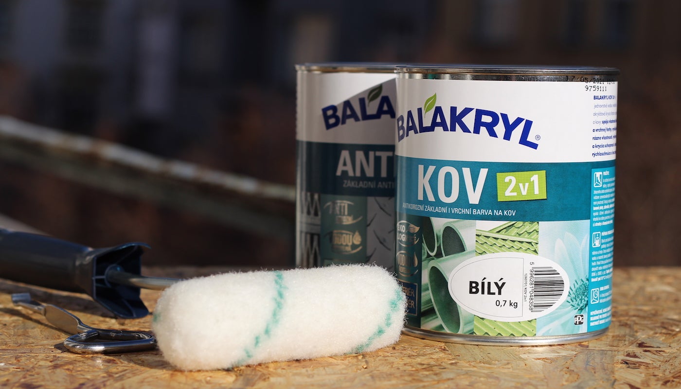 Plechovka barvy vedle válečku