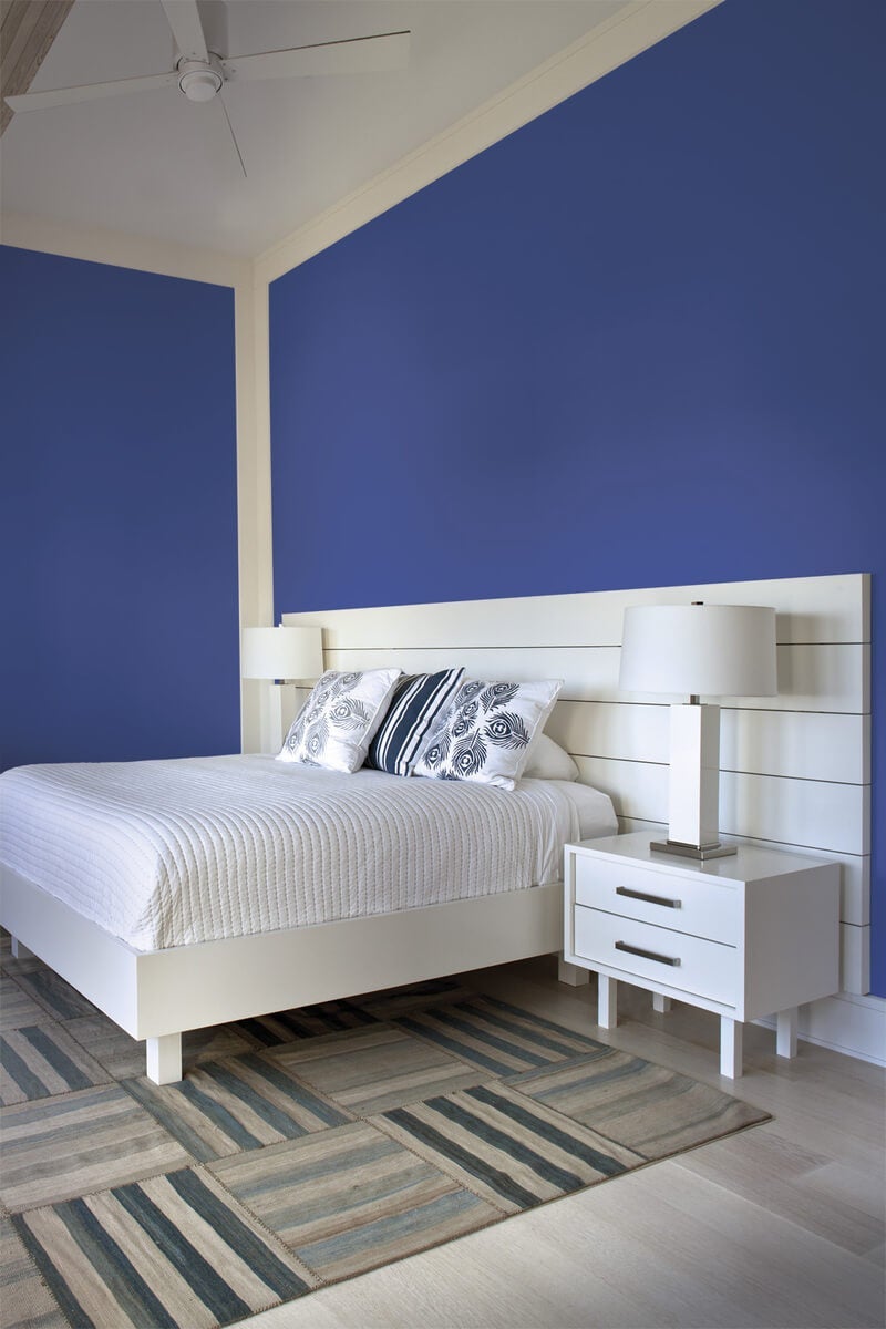 Nechte se zahalit do hlubinného odstínu modro-fialové spolu v kombinaci s jednoduchým designem v bílé barvě. Tato kombinace dokáže váš interiér proměnit v přístav plný bezpečí, velkého klidu a harmonie.
