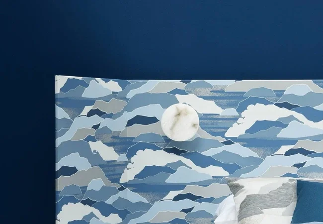 Une tête de lit avec un objet rond blanc dessus