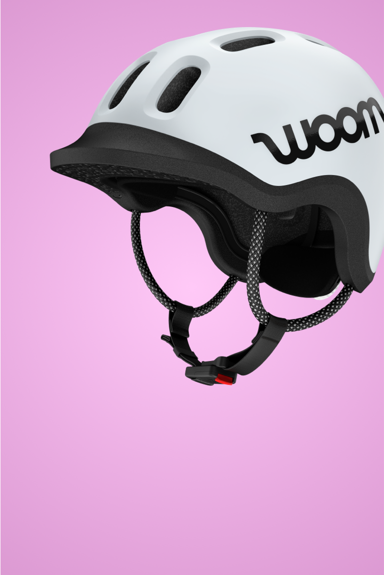 Vue de trois quarts du casque READY de couleur pale grey, arrière-plan de couleur rose