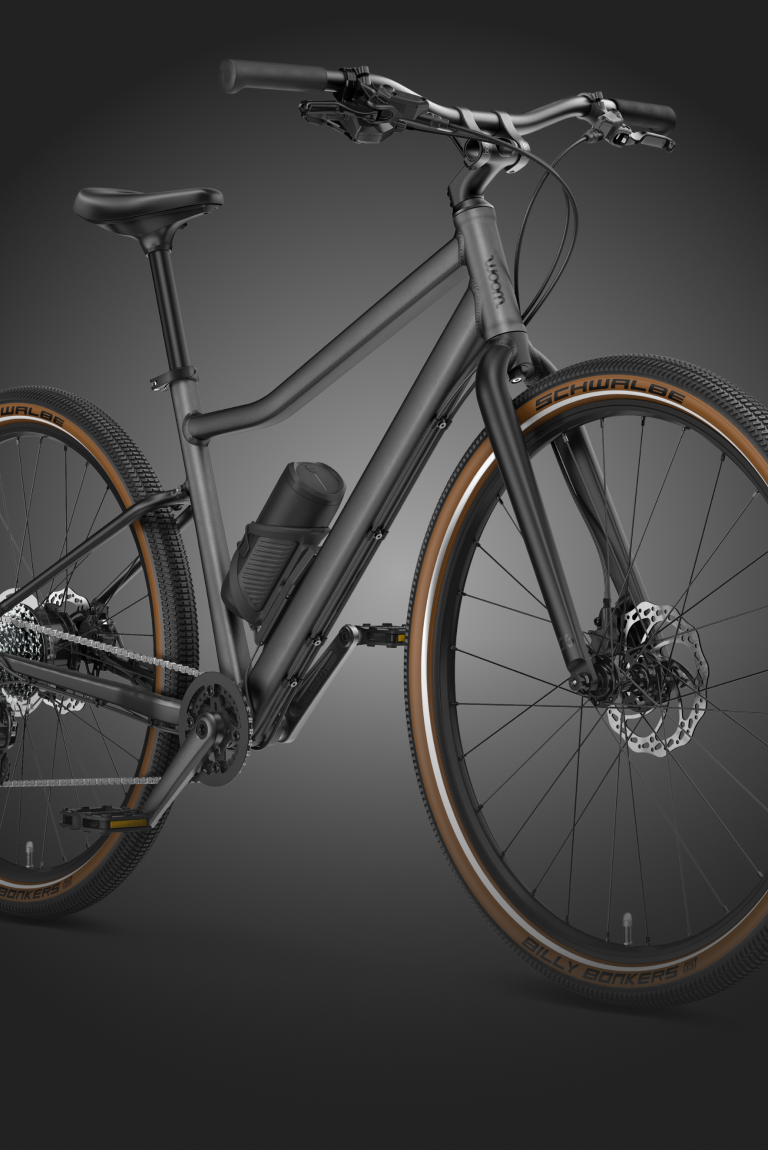 Seitliche Frontansicht des schwarz-grauen woom EXPLORE e E-Bikes für Kinder.