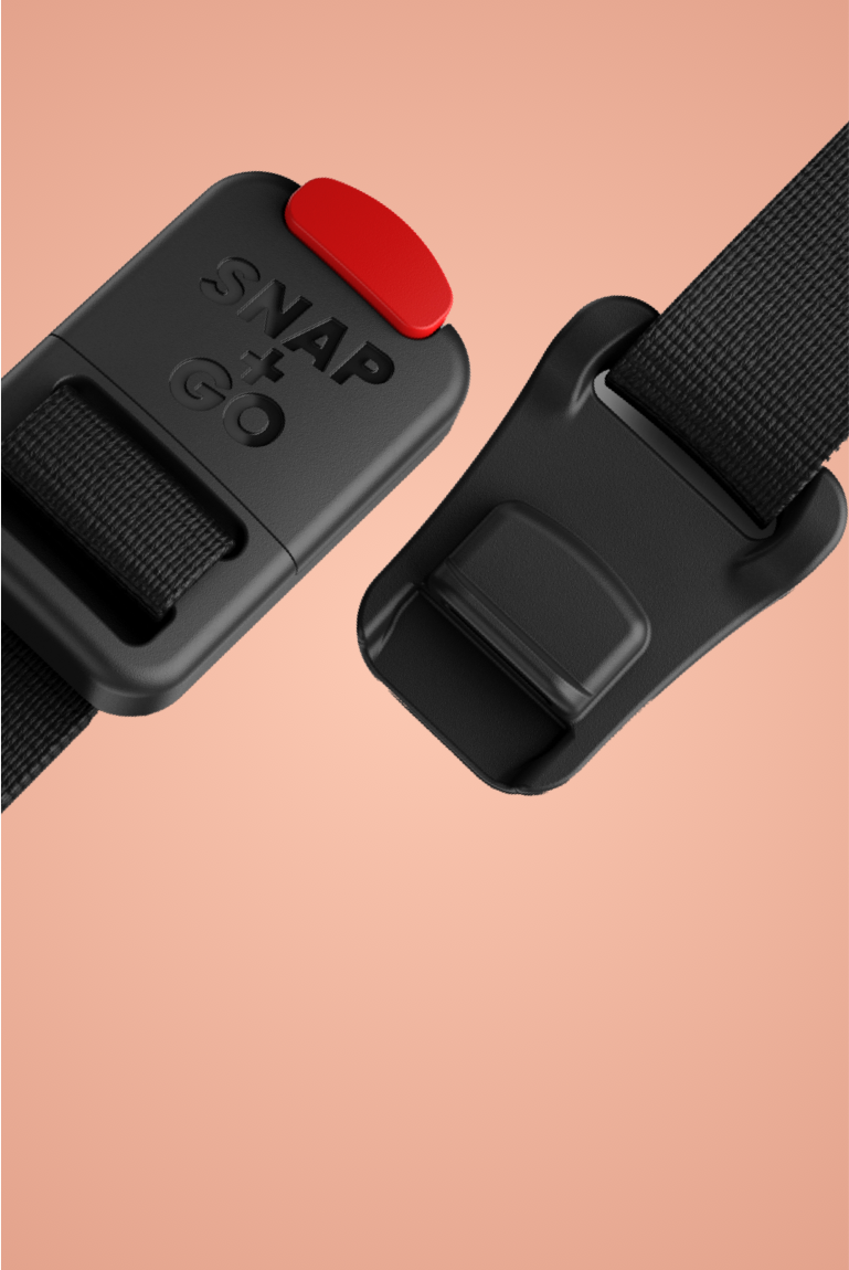 "        
Zoom sur la fermeture aimantée du casque enfant READY de woom, arrière-plan coloré"