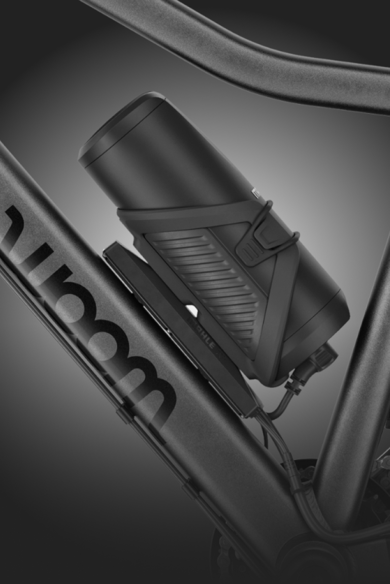 Detailansicht des schwarzen Akkus im Trinkflaschenformat am woom EXPLORE e E-Bike.