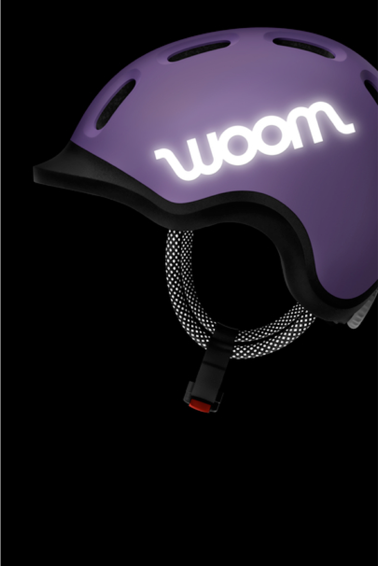 Vue latérale du casque enfant READY de couleur violette dans le noir avec logo woom et cordon réfléchissants