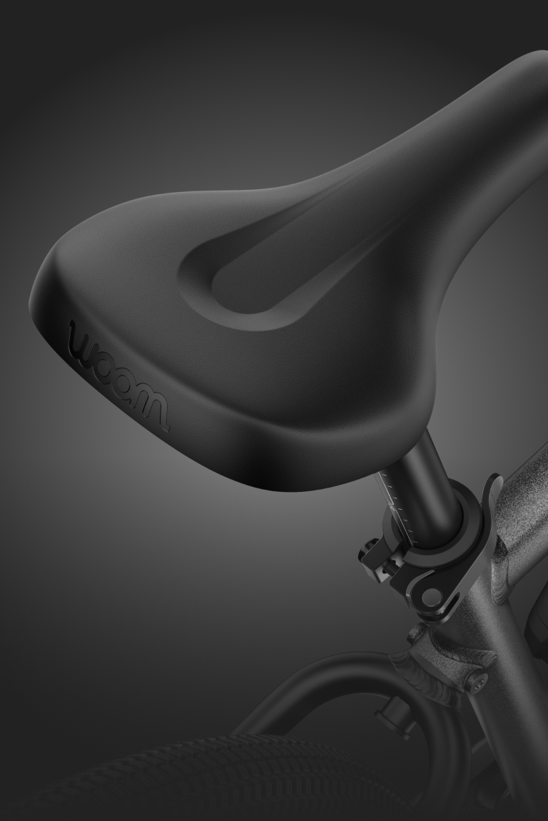 Detailansicht des schwarzen Sattels am woom EXPLORE e E-Bike.